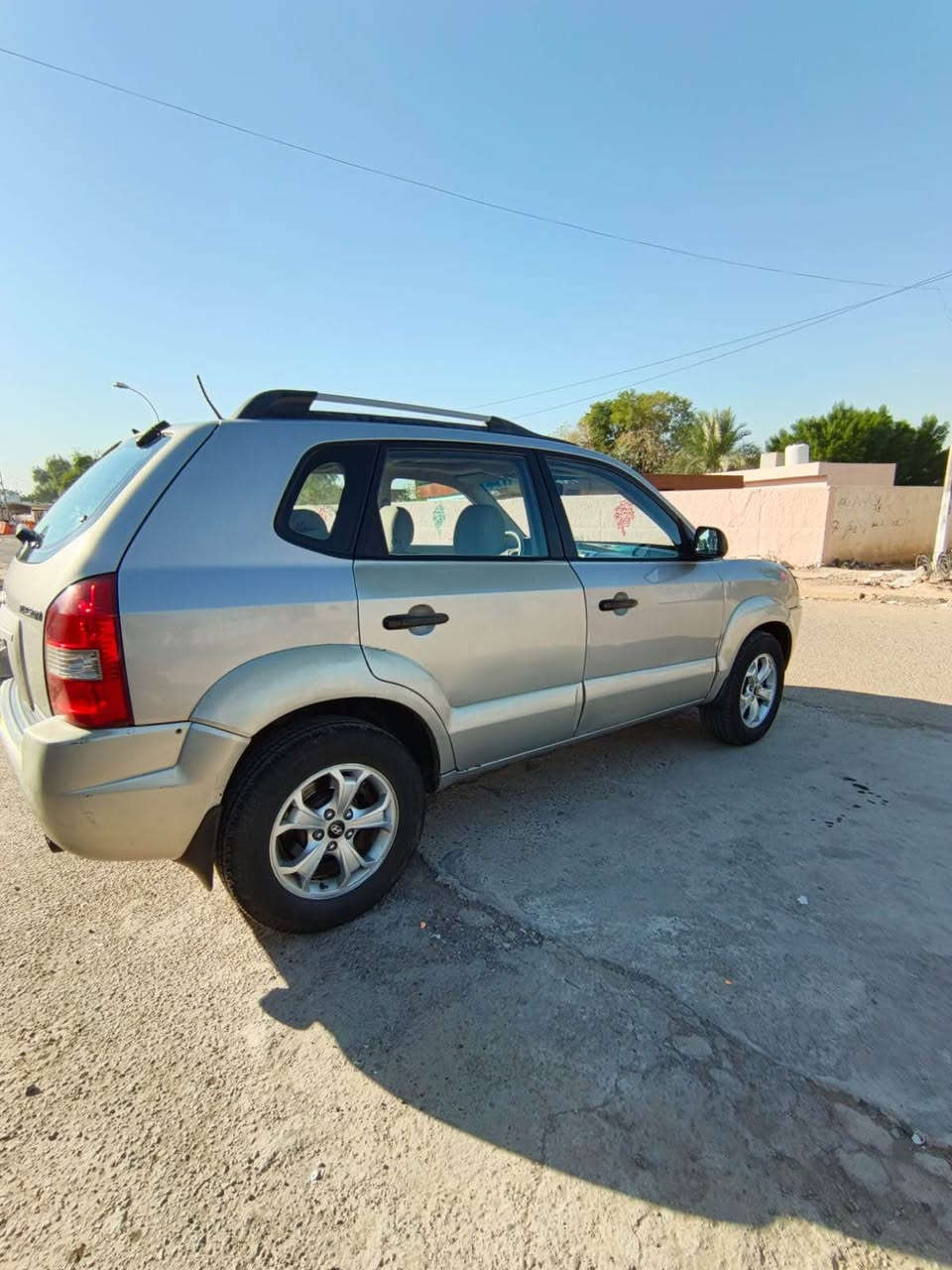 توسان ٢٠٠٩
نظيفة استعمال بيت 
بيها قطعة صبغ الباب الخلفي العكس السايق
الباقي كفالة بشرط
محرك ٢٠٠٠ 
٤ سلندر
كير مكينة كفالة 
تدفئة تبريد 
صدر جديد 
اذاين مكينة جدد
تخم تاير جديد
ادامة كاملة لمنظومة الهواء والبانزين من نوزلات وبلكات وايسي وحساسات كاملة كلَ جديد مال تفصيخ
باتري جديد
قاعدة فيت بم 
وفيت بم
دوشمة ارضيات جلد 
دوشمة كشنات 
دوشمة تنتة كنتارة 
شاشة وكامرة 
كهربائيات كاملة ع اخر حبة
رقم اربيل ب اسمي 
-نواقصها
*بيها قطعة صبغ*
*البنيد جارد وبداية القمارة*
*الدعامية الامامية بيها طخات*
*روس رواط الايمن*
للاستفسار:اتصال او واتساب 
***********
*********** بغداد, العراق
