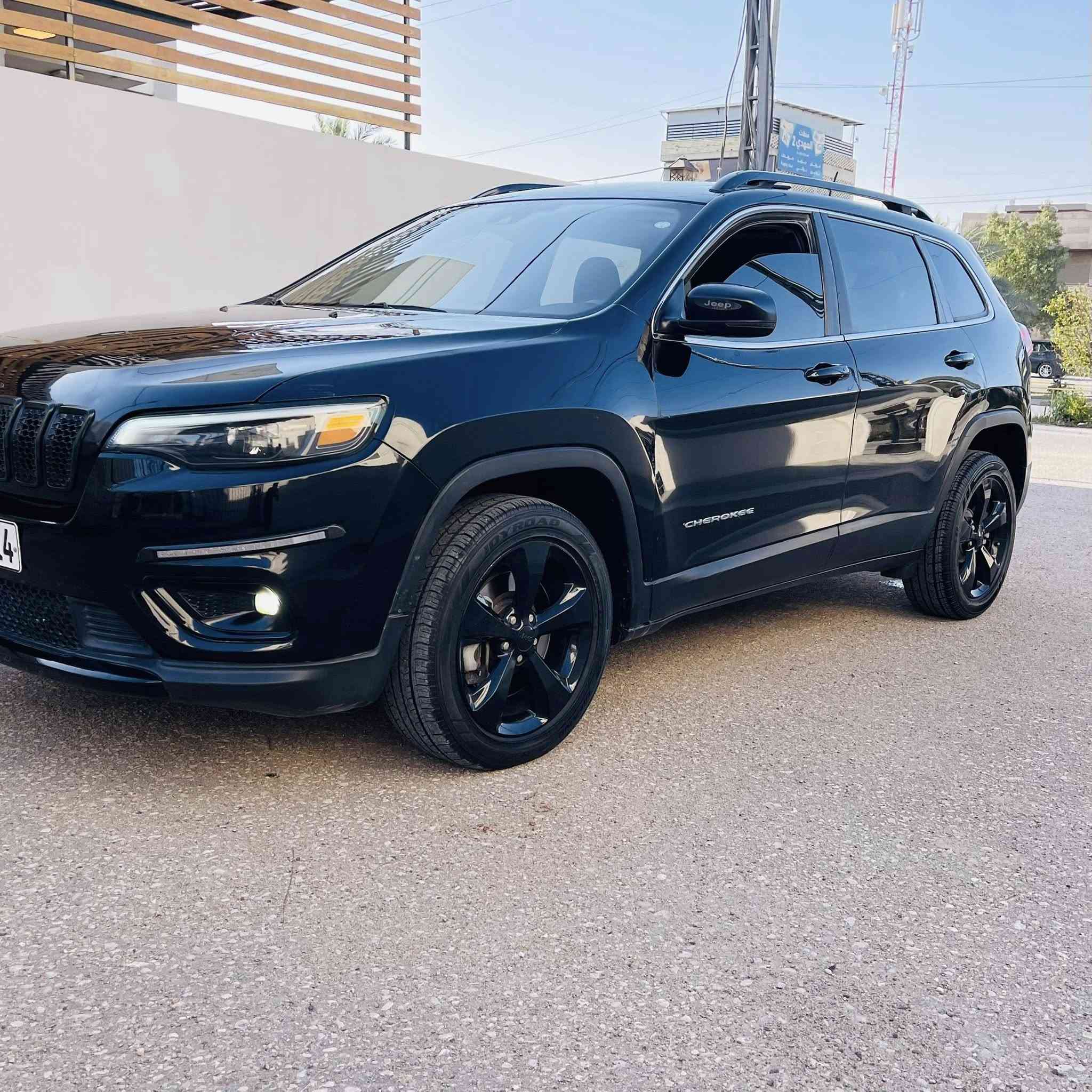 السلام عليكم

جيب شيروكي بزون

السعر 138$

الموديل : 2019 

نوع الحادث :  بنيد ونصف الجامع الامامي بدون ايرباك بدون ايرباك وبيه 3 رصعات بالقمارة 

الــمــواصــفـــات :-

1 - محرك 6 سلندر 3200

2 - كشنات جلد اسود

3 - شاشة وسط للتحكم في ايعازات السيارة

4 - تبريد قطعتين امامي خلفي

5- لايت زنون + كشاف

6- رقم أربيل دولي تحويل مباشر  

7 - تبريد ثلج ❄️

8 - منافذ USB امامي خلفي

10 - تحكم ستيرن جهتين

12 - نضام ABS مانع انزلاق

13- سايد بريك بصمة 

16- كشن حضن 

17- حساس خلفي

18-أوتو بريك

19- نضام قياده

20-تريشه كروم بلاد

21- بصمه

وبعد بيه هواي مواصفات السياره جاهزه وبالواقع احلى من الصور وجاهزة من كلشي اطارات جدد 

مكان السياره نجف حي القادسية قرب مجمع عماد سكر 

+964 781 394 0936 للاستفسار
