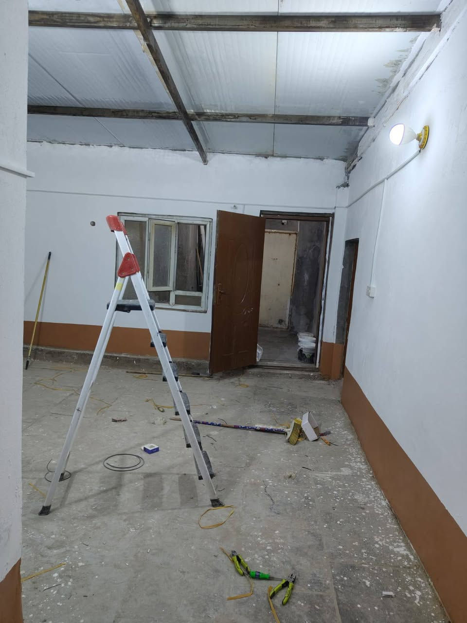 بيت للايجار غرفتين وصاله ومطبخ وحمامات داخلية وخارجية البيت جاهز للسكن البيت  ب الولايه  الايجار 250 شهريا الماء والكهرباء ع ابو البيت 
للاستفسار مراجعة مكتب سما المناذره 
***********
