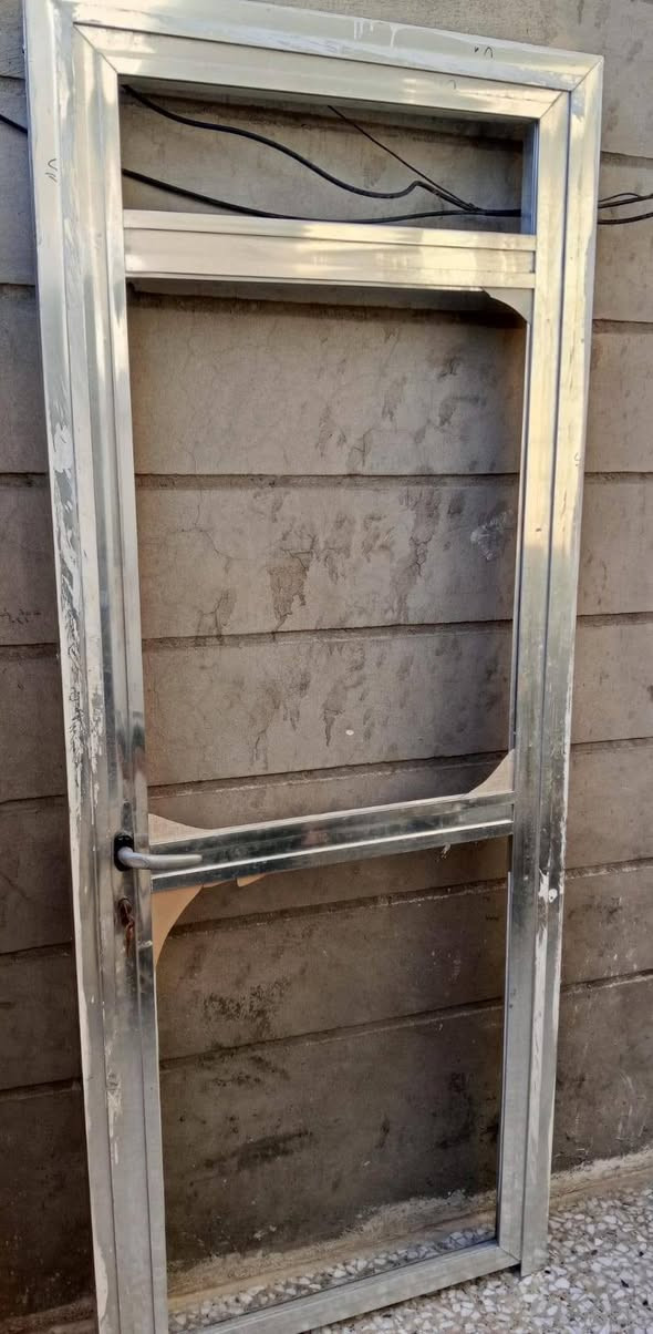 باب المنيوم ثقيل ومرتب 
مكان الباب بغداد حي البساتين
للتواصل ***********
