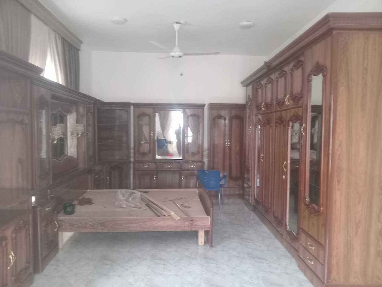 غرفة جديد طك مستخدمه شي قليل شقل درجة أوله الاستفسار علا هاذه الرقم *********** العنوان الرمانه البعبيد اسعر مليون و٣٠٠
