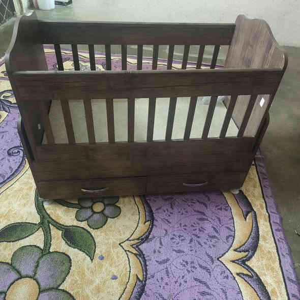 يوجد سرير أطفال صاج اخو الجديد للبيع السعر ١٠٠ وبي مجال مكاني بيجي حي العصري ***********
