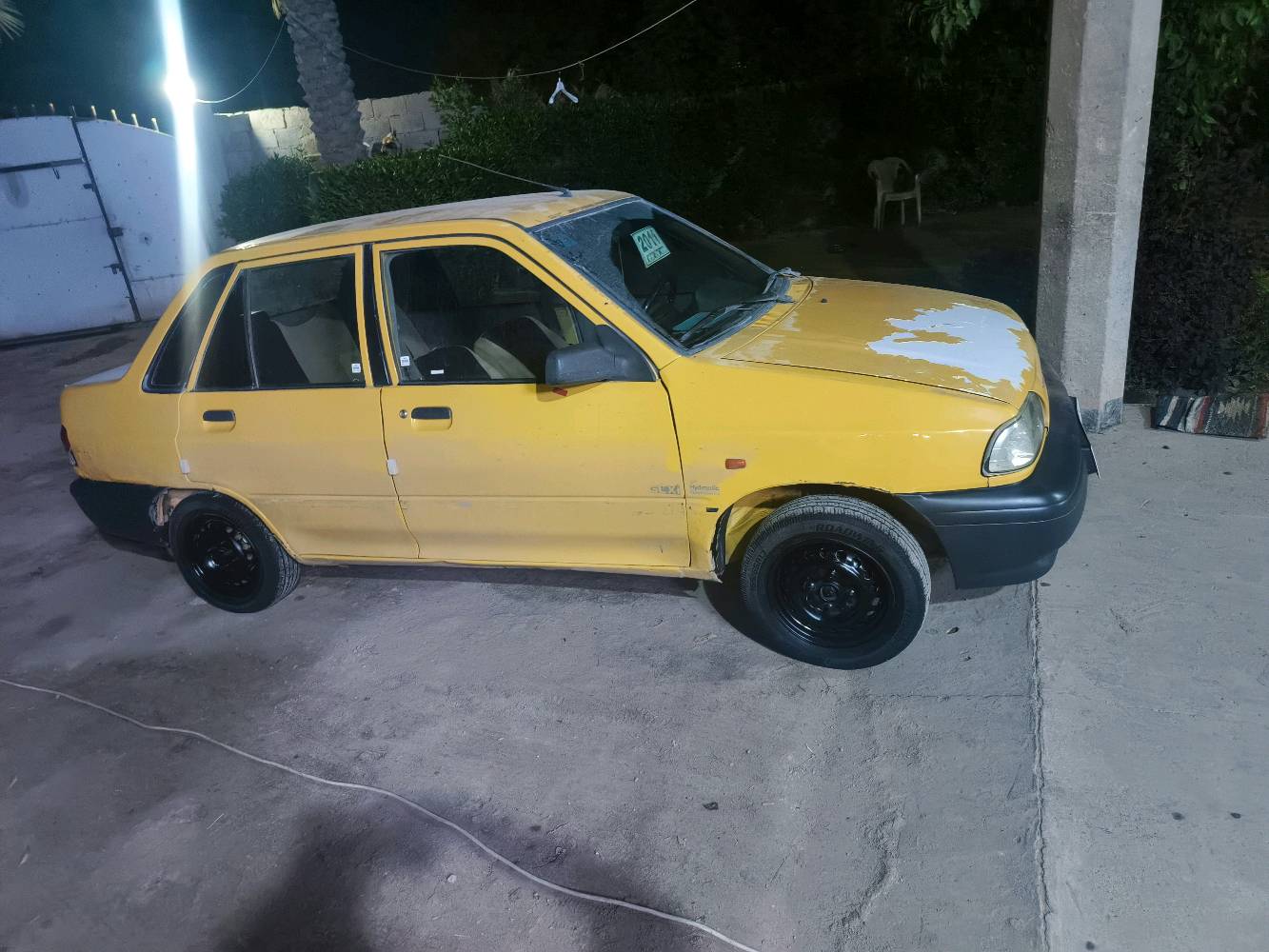 سيارة كيا قديمة معروضة للبيع، اللون أصفر، تحتاج إلى بعض الاهتمام في بعض الأجزاء كما يظهر في الصور. السيارة مناسبة للتنقلات اليومية وتعرض بسعر مغري. للاستفسار أو المزيد من التفاصيل، يرجى التواصل معي مباشرة.