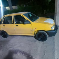 سيارة كيا قديمة معروضة للبيع، اللون أصفر، تحتاج إلى بعض الاهتمام في بع...