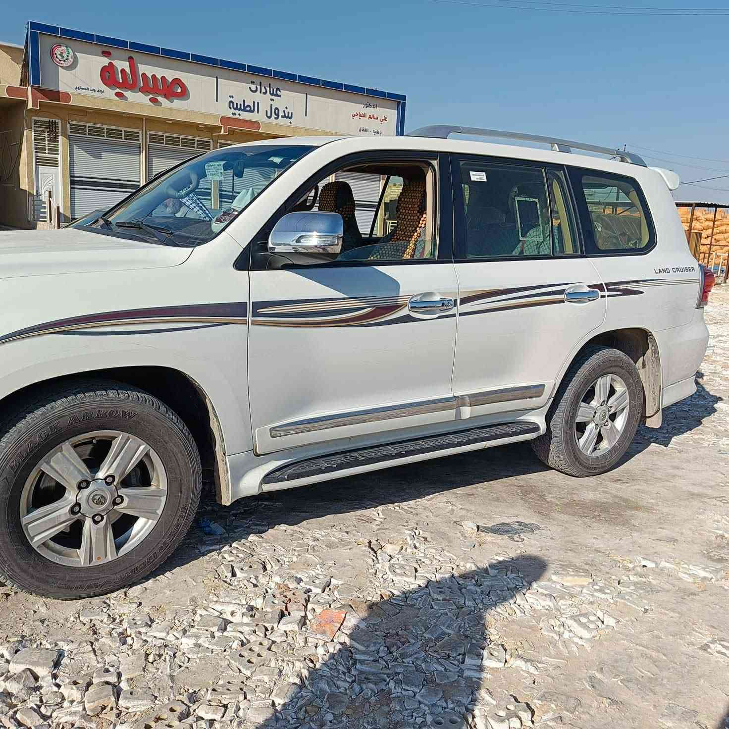 ياالله السلام عليكم لاندكروز فطيم مديل  2013 ماشيه 175الف رقم بغداد محرك 6 ملاحضه بيه شخط خفيف على طول سياره بس ما حافر خفيف بصفحت صايق سياره نضيفه كلش وخير من يم الله مكانه بغداد النهروان
سعر 380     
   ***********
