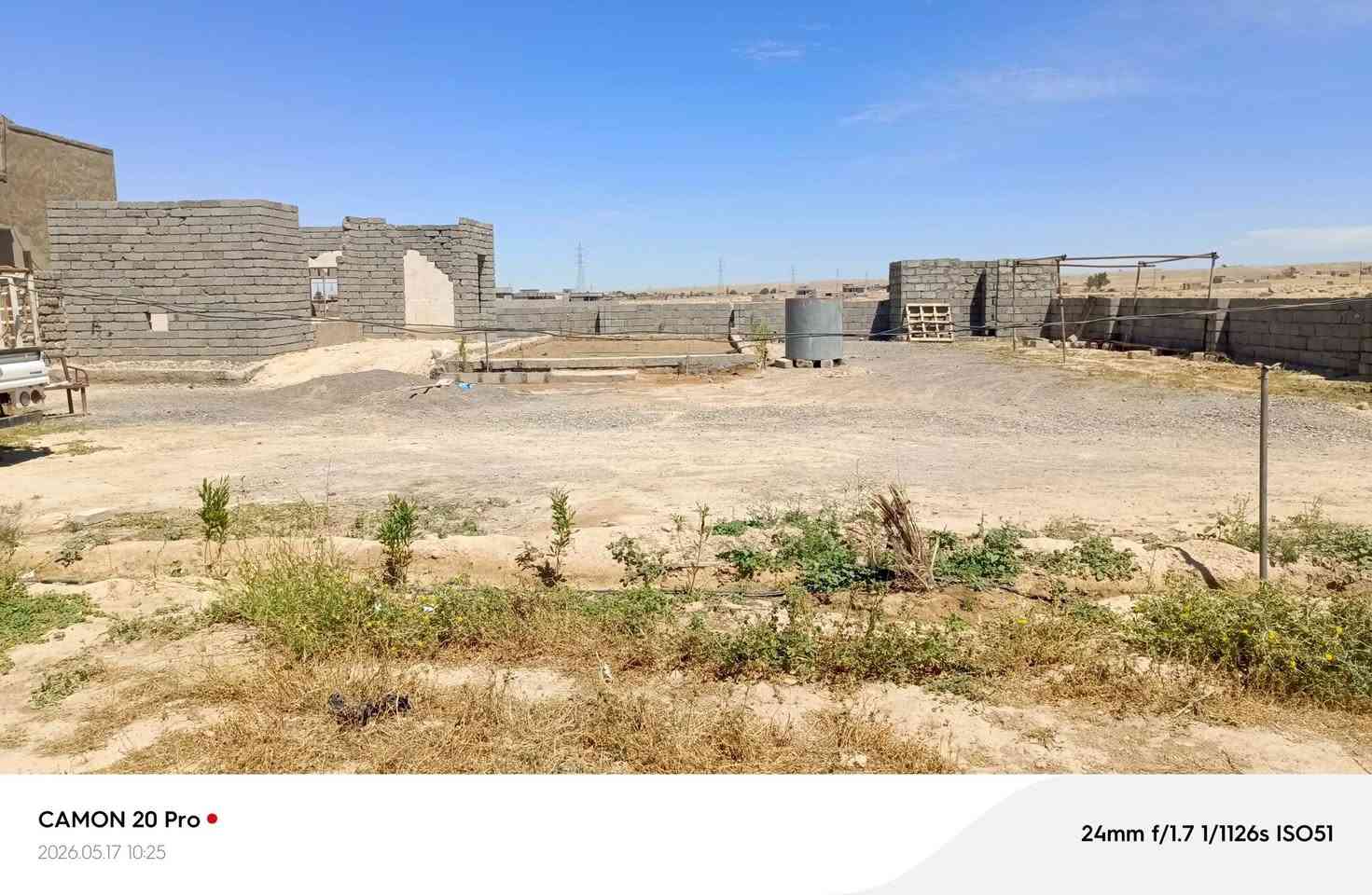 سلام عليكم بيت للبيع اربع قرف ومطبخ وربعه خارجيه وقطعت ارض مسيجه مزرعه ***********
