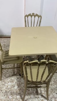 طاوله عدد ١٠ سعر ٢٠ الف  كراسي عدد ٣٤سعر ١٠ الف 07713129061