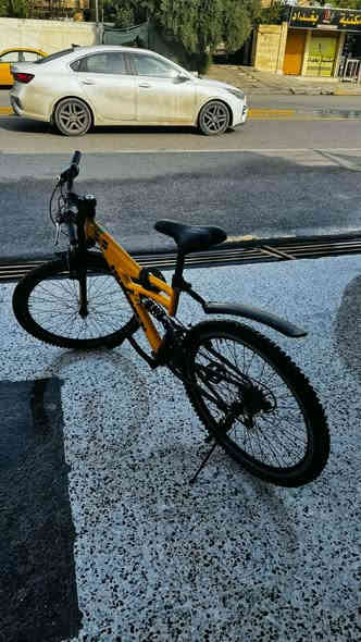 📢 إعلان بيع دراجة هوائية مميزة (بايك همر) 📢
​للبيع دراجة هوائية رياضية "بايك همر" بحالة ممتازة وجاهزة للانطلاق!
​🚴‍♂️ مواصفات الدراجة:
​النوع: همر (Hammer).
​الحجم: 26.
​الكيور (السرعات):
​7 سرعات خلفية (شغالة).
​3 سرعات أمامية (شغالة).
​الدبل (المساعدات):
​دبل أمامي (شوكة) شغال.
​دبل خلفي (ماص صدمات) شغال.
​توفر راحة وثبات ممتازين على الطرق الوعرة والملتوية.
​💰 السعر:
​140,000 دينار عراقي (مئة وأربعون ألف دينار عراقي فقط).
​📞 للتواصل والاستفسار:
​للمهتمين بالشراء أو الاستفسار، يرجى الاتصال على الرقم التالي:
​***********
​ملاحظة: الدراجة نظيفة ومجهزة للمغامرات اليومية والرياضية. لا تفوتوا الفرصة! موصل
