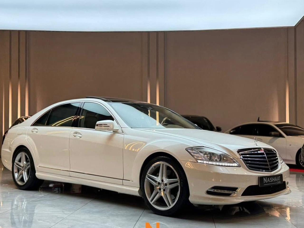 للبيع مرسيدس بنز S350 موديل 2013 - AMG خليجي  
السعر: 265 ورقة - قابل للتفاوض للجاد

المواصفات:
 •  باكيج AMG رياضي كامل: صدامات، جنط، عادم رياضي
 •  نظام الرؤية الليلية Night Vision
 •  محرك 3.5 لتر V6 بقوة 306 حصان
 •  گير 7 سرعات أوتوماتيك
 •  ماشية 75,000 ميل فقط
 •  بدون حادث، بدون صبغ
 •  مواصفات خليجي، مكيف تبريد قوي
 •  لون أبيض لؤلؤي، داخلية بيج جلد نظيفة
 •  فتحة سقف، حساسات، كاميرا خلفية، شاشة COMAND
 •  مقاعد جلد كهربائية مع تدفئة وتبريد، بصمة، دخول ذكي
 •  أنوار LED، ونظافة عالية جداً داخل وخارج
مكلف بالنشر … للاستفسار اتصل

+964 781 004 3107
