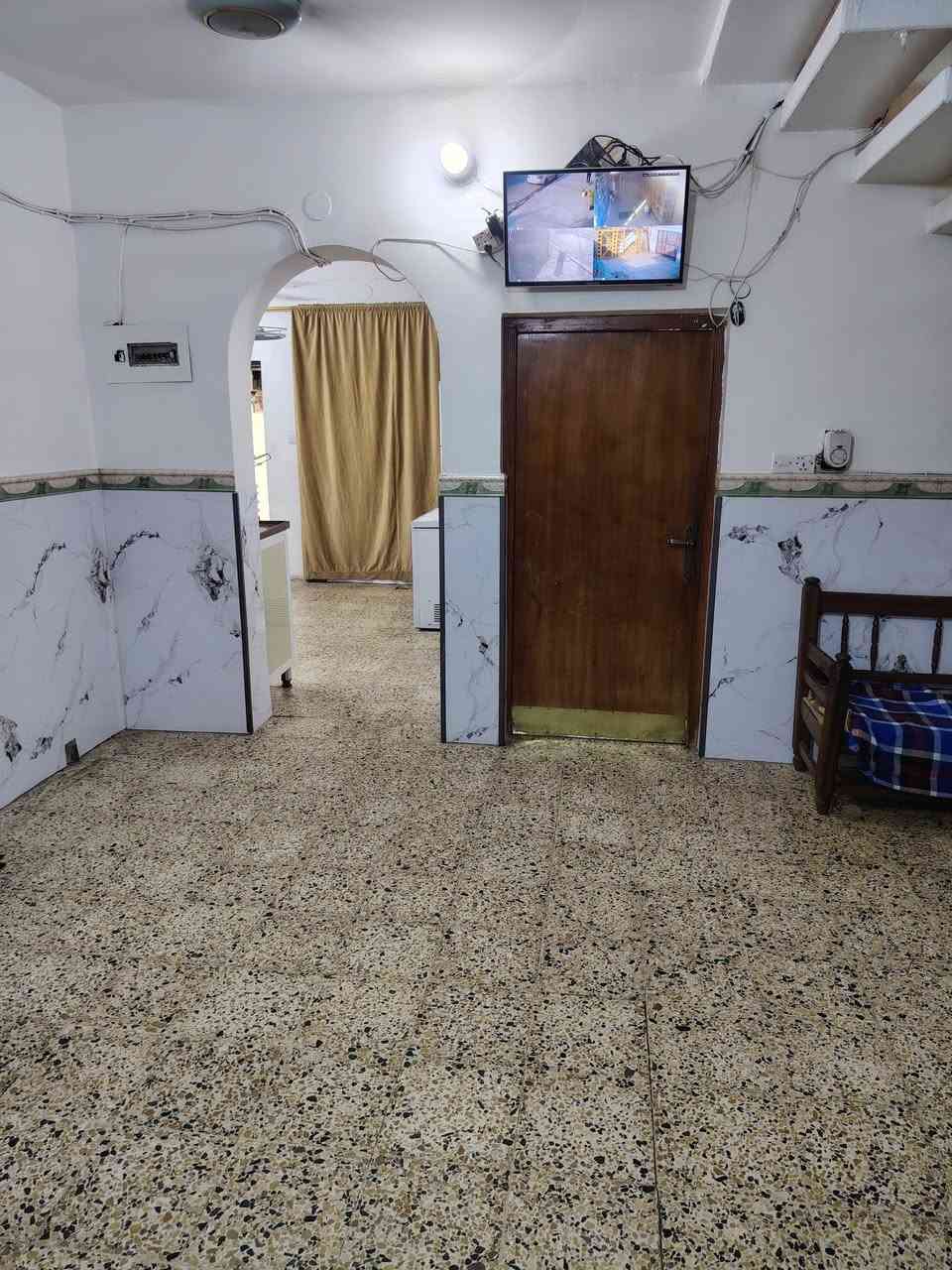 سلام عليكم
دار للبيع مساحه 160 متر يحتوى على
4 غرف نوم
صاله كبيره
صحيات خارجيه
صحيات داخليه 2
منور
مطبخ بارد
كراج سياره كبير
مقابيلك حديقه

العنوان الشعله قطاع الاول على الغربي ثالث بيت عن الركن
للاستفسار ***********
