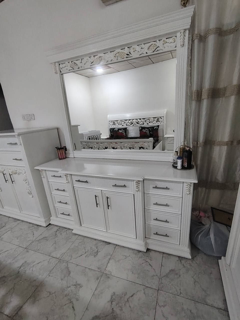 غرفه نوم كويتيه جديده
غرفه نوم كويتيه زلغ مابيهاا مكاني عويسيان شارع القصور
السعر مليون ونص  رقمي ***********
