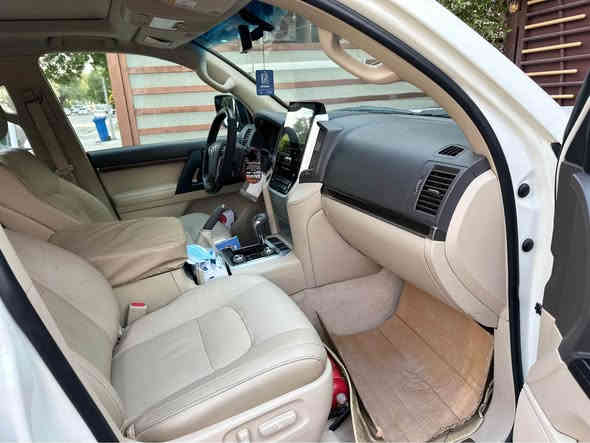 للبيع لاندكروز موديل 2019 شركة ساز معروف مواصفاتها سياره رقم بغداد بسمي سياره ماشيه 71 الف مكفوله من تبديل والصبغ بس بيها رصعه بالجاملغ الايمن ومطلعها بي دي ار  وبيها  شخط بالباب الايمن الخلفي كارت مكحل صوره موجوده بالمنشور 
السعر 53000$سياره موجوده في شارع فلسطين للاستفسار *********** بغداد
