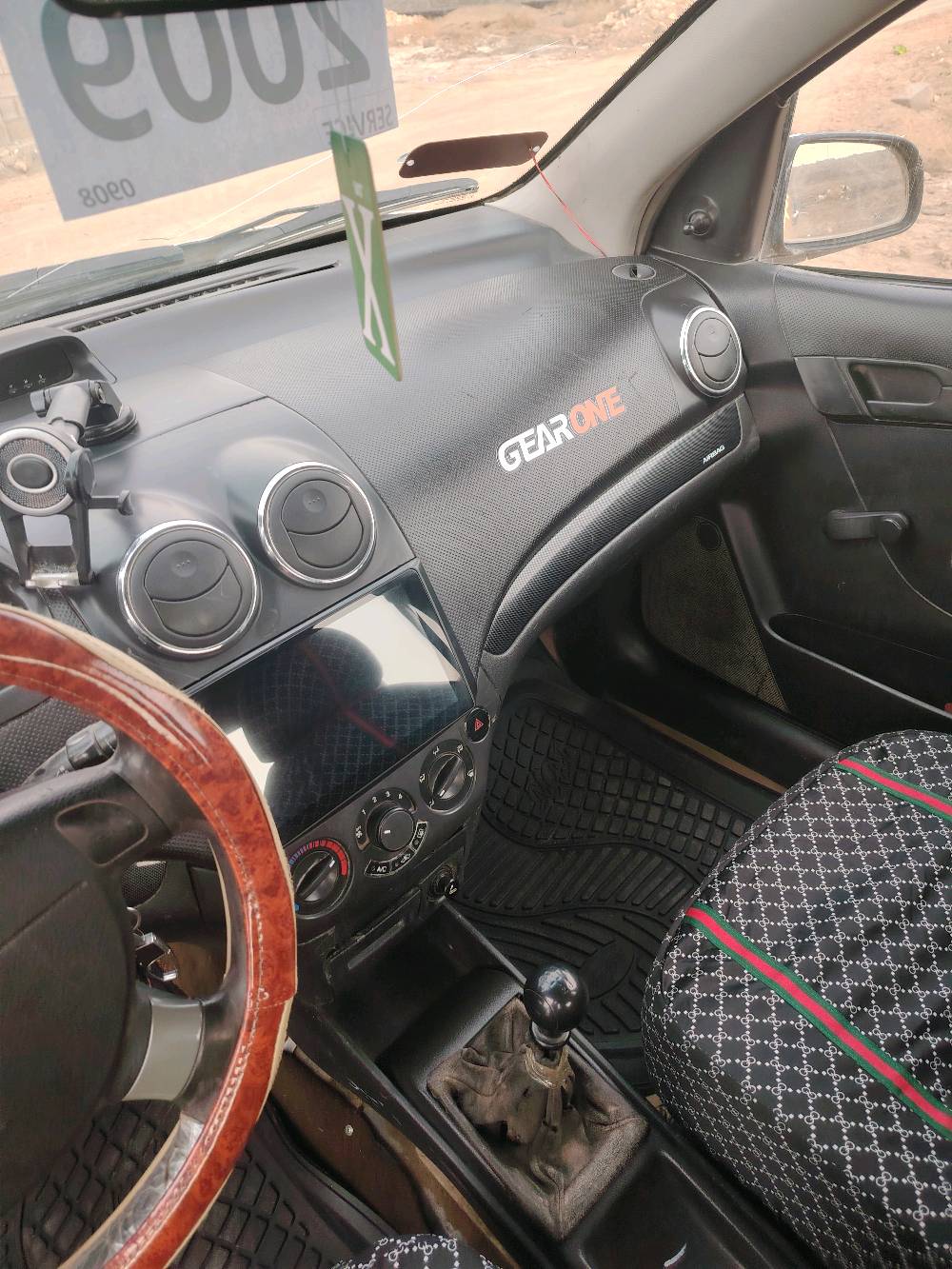 السلام عليكم
افيو 2009 خليجي محرك 1600 مسكر كير عادي سياره سنويه جديده رقم جديد مصفره هيئه مصبوغه عام السيارة 
تخم تاير وويل كب جدد شادهن صدر جديد سياره مالت جناي 
السعر 43 وبيها مجال السيارة عليها غرامه 100 الف تنزل من سعرها 
للاستفسار ***********
