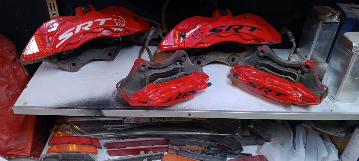 متوفر 
1.وياله دايتونا اصلي وكاله  
2.فجوج 6 بستم تحويرة كامله 
3. شوت موبار وكاله
4.فلنجات خلفية امامي بروميو
5.فجوج خلفية برومبو امامي برومبو 4 بستم
6.درك srt. 14 وكاله
7.سبير طورائ
8.شوته 3600 kn
9.شوته jlt 5700
10.ثلاجة 6400
11.جوينات شوته 6400
12. قاعده فيول بم 20 وفوك اصلي تفصيخ
اي استفسار هذا رقمي
***********
متوفر توصيل
