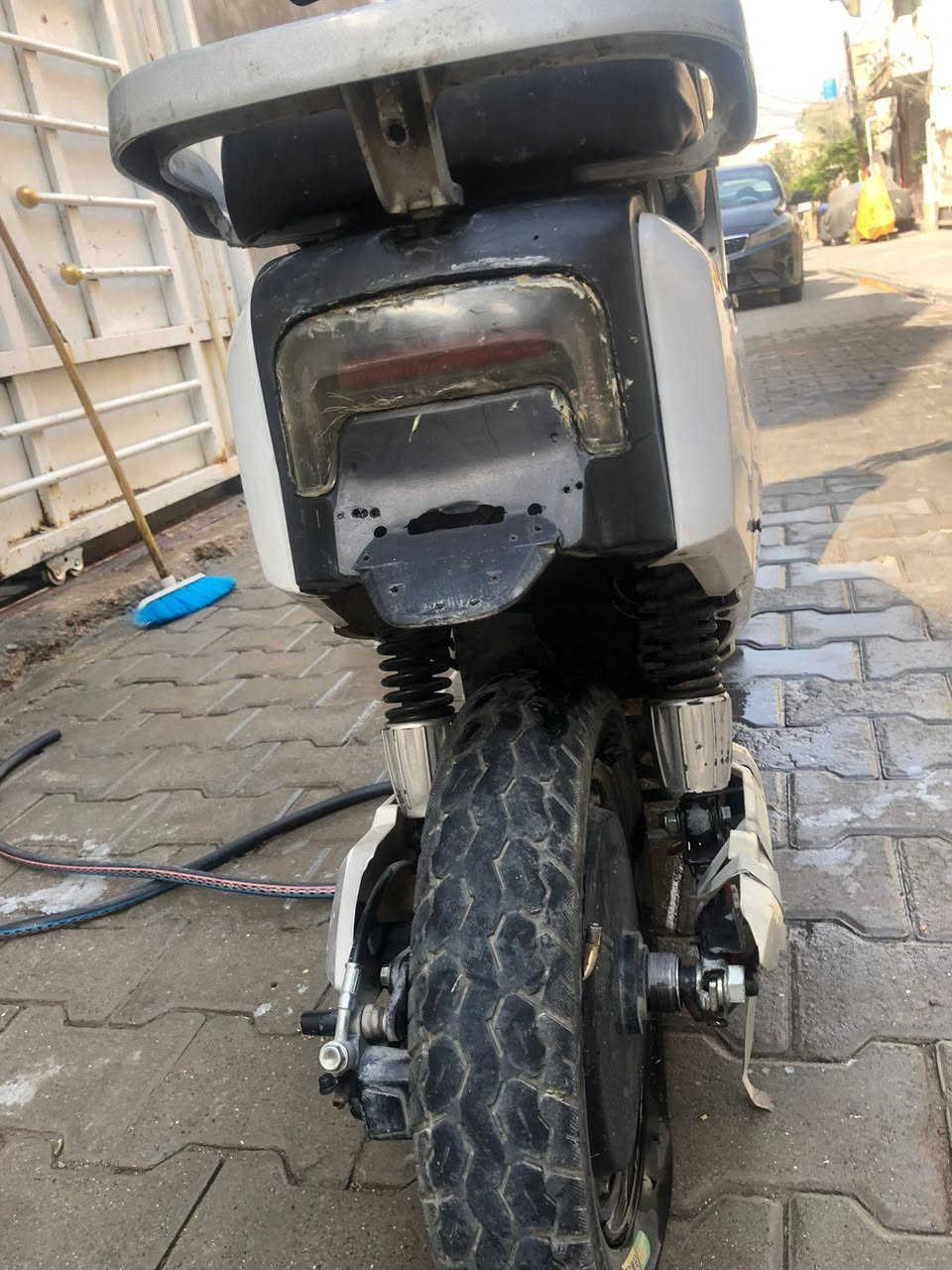 للبيع نقص بطاريات فقط وجاملاخات وكلشي شغال بيها دراجه الله يشهد عليه بس نقص بطاريات وبطاريات اربعه اكبار  لايت زنون 150وبيها مجال للاستفسار  اكثر ***********
