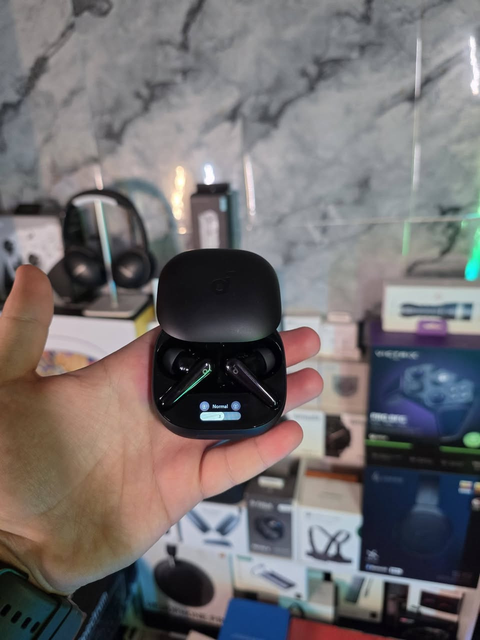 🎧 Anker Soundcore Liberty 4 Pro 🖤💎

تحفة صوتية صُممت لتقدم تجربة استماع ترتقي لمستوى أعلى، حيث تجتمع الفخامة، التقنية المتقدمة، والهندسة الصوتية الدقيقة داخل قطعة استثنائية تليق بعشاق الـ Premium Audio ✨🔥

🔊 Dual Drivers Acoustic Architecture
هندسة صوتية متقدمة تمنحك Bass عميق، تفاصيل دقيقة، وتوازن احترافي يبرز كل طبقة صوتية بوضوح مذهل 🎼

🔇 Adaptive ANC 3.0
نظام عزل ذكي متطور يتكيف مع البيئة المحيطة ليمنحك تجربة غامرة بأعلى درجات التركيز 🌌

🎶 Hi-Res Wireless + LDAC Codec
تجربة صوت لاسلكي عالي الدقة بتفاصيل غنية أقرب لجودة الاستوديو… مستوى يليق بالـ Audiophiles 🎧

📡 Bluetooth 5.3 + Multipoint Connection
اتصال سريع ومستقر مع دعم الربط بين عدة أجهزة بانسيابية كاملة ⚡

🎤 6 Microphones AI ENC
وضوح مكالمات احترافي مع عزل ذكي للضوضاء أثناء الاتصال 📞✨

🔋 بطارية تصل حتى 40 ساعة تشغيل مع الشحن السريع لتجربة استخدام طويلة بدون حدود 🔥

❤️ Heart Rate Sensor
مستشعر مدمج لقياس نبضات القلب… ميزة نادرة تضيف بعد ذكي مختلف عن المنافسين

✨ تصميم Premium فاخر مع Smart Display Case يمنح تجربة أكثر تطوراً وأناقة استثنائية 🖤

💎Liberty 4 Pro 
ليست مجرد سماعة…
 بل قطعة صُنعت لتمنحك صوت نقي، تقنيات ذكية، وفخامة حقيقية بمستوى يتجاوز التوقعات 🎶🔥

✨ الأسعار تجدونها داخل القناة 
📲 رابط التليكرام مثبت بالصفحة | أو عبر الخاص مباشرة…📩


**إذا كنت صاحب هذا الإعلان وتريد حذفه لأي سبب، رجاءا أرسل رسالة إلى الدعم الفني**