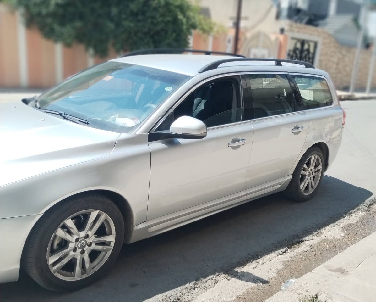 سياره فالفو ستيشن
v70 فول مواصفات
موديل 2015 باسم صاحبها الشرعي
رقم دهوك شرط لا صرف ولا نفخ
تحويلها مباشر  رقم موبايلي
***********
