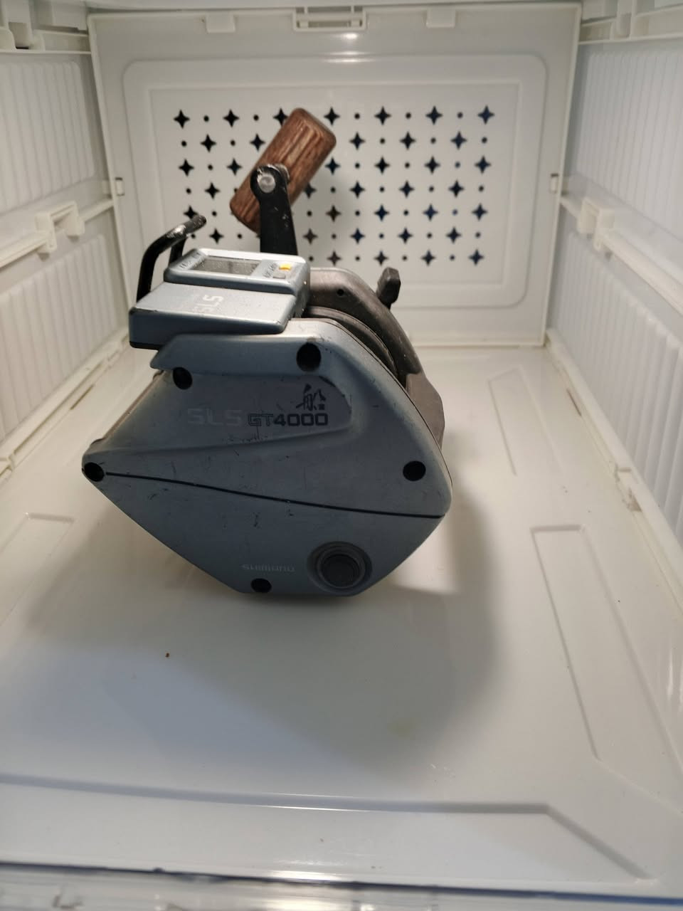 السعر ///مزاد يبدأ ب25 /**/التوصيل 5
الموديل: Shimano Digitana SLS GT4000.
الصناعة: يابانية أصلية (Product of Japan).
نظام SLS: تكنولوجيا (Shimano Line-retrieval System) التي تضمن توزيعاً متساوياً للخيط وسلاسة في السحب.
الشاشة الرقمية: مزودة بشاشة (Digital Counter) لقياس عمق الخيط بدقة/بحاجه الى بطاريه.
المقبض: مقبض خشبي كلاسيكي مريح مصمم لتحمل الضغط العالي أثناء سحب الأسماك الكبيرة.
الهيكل: هيكل متين جداً مقاوم للتآكل والصدأ الناتج عن المياه المالحة.


**إذا كنت صاحب هذا الإعلان وتريد حذفه لأي سبب، رجاءا أرسل رسالة إلى الدعم الفني**