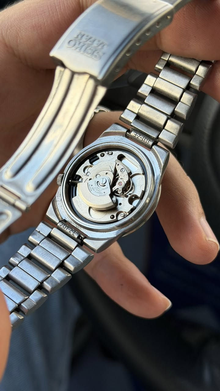 حلويات والسعر بلاش 55 الف فقط للقطعة
Made in Japan 🇯🇵
سيكو ياباني اصلي 
انتاج التسعينات 1990s
اوتوماتيك ⚙️
قطر 32 كلاسك
21 حجر
منفذ دي ديت عربي انكليزي
الساعة اساسية بالكاملة سير وبوك


**إذا كنت صاحب هذا الإعلان وتريد حذفه لأي سبب، رجاءا أرسل رسالة إلى الدعم الفني**