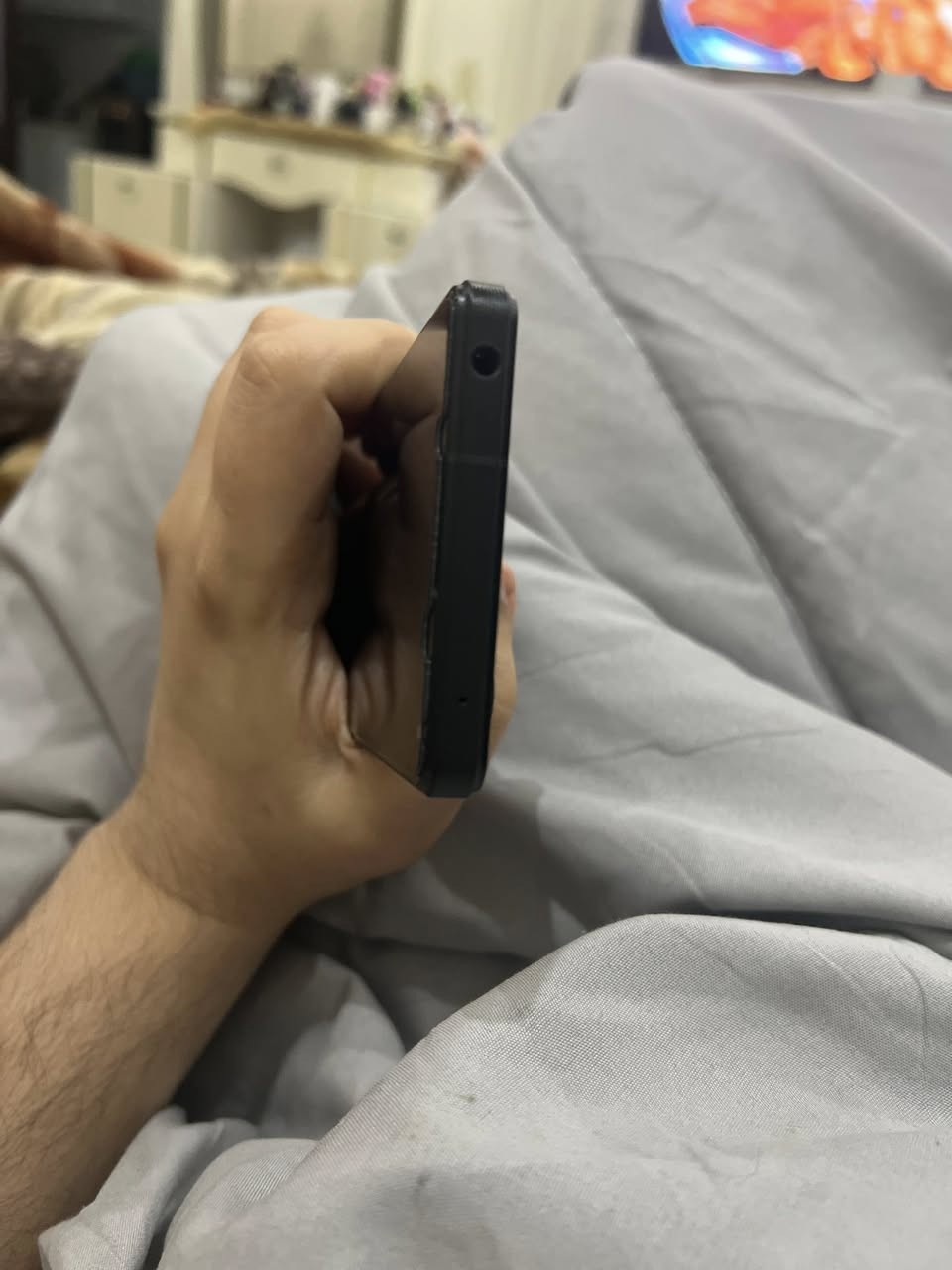 السلام عليكم سوني xperia 1 v mark 5

Sog 10 

النسخة اليابانية الاصلية مواصفاته غنية عن التعريف

عملاق سوني للمراوس مع ماجيك 7 برو او شاومي 14 الترا او هونر 400 برو

مميزات Sony Xperia 1 V

 معالج قوي جدا: الهاتف يأتي مزود بمعالج Snapdragon 8 Gen 2 بدقة تصنيع 4 نانومتر، المعالج يقدم أداء قوي جدا ويعتبر من اقوى المعالجات بدون منازع

 شاشة ممتازة: هاتف Sony Xperia 1 V يأتي بشاشة ممتازة من نوع OLED، الشاشة بدقة +4K ومحمية بطبقة زجاج من نوع غوريلا جلاس Victus 2

 دعم 120 هرتز: الهاتف يدعم معدل تحديث الشاشة 120 هرتز

 كاميرا ممتازة: الهاتف يأتي مزود بثلاث كاميرات خلفية بدقة 48 و 12 و 12 ميجابكسل، الكاميرات تقدم أداء في التصوير يعتبر ممتاز جدا، مع دعم إمكانيات محترمة مثل التقريب البصري حتى 3.5x وتقنية التثبيت البصري OIS وتصوير الفيديو بدقة 4K بمعدل 30/60/120 إطار في الثانية

 بطارية كبيرة: الهاتف يأتي بسعة بطارية كبيرة (5000 مللي أمبير)

 مقاوم للماء والغبار: هاتف Sony Xperia 1 V يأتي مقاوم للماء والغبار بمعيار IP65 و IP68، مقاومة الماء تصل الى عمق 1.5 متر ولمدة 30 دقيقة تحت الماء

مكاني بغداد الكرخ

***********
