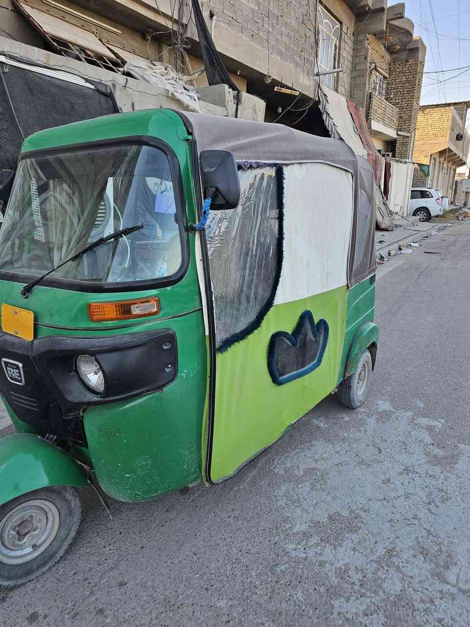 السلام عليكم تكتك 22 رقم وسنويه انكليزي تكتك معمر بيها دوس وتكحيل شخط بالصفحه موضحه بالصور 
تكتك ما مغسوله كلش حلوه مكاني بغداد الشعله الشراي 
اتصال ***********
واتساب ***********
