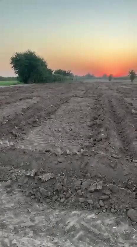 سلام عليكم ارض زراعيه للبيع 
المساحه خمسه دونم صالحه للسكن وللزراعه ولعدة مشاريع تصلح
العنوان واسط قضاء العزيزية منطقة الكرامه تبعد عن الشارع العام 500 متر 
يوجد فيها ماء سقي مجاني ومياه اساله 
السعر الاتصال بالأرقام ***********
