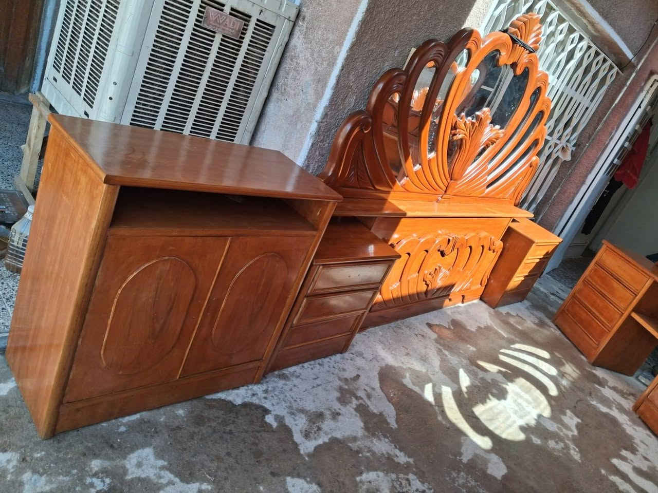 غرفه نوم ست أبواب قاطين للبيع السعر مليون وربع واصله للبغداد فقط داخل وخارج صاج مع كافه ملحقاتها بغداد حي الخطيب قرب الخط السريع هاتف ***********ابو شهد
