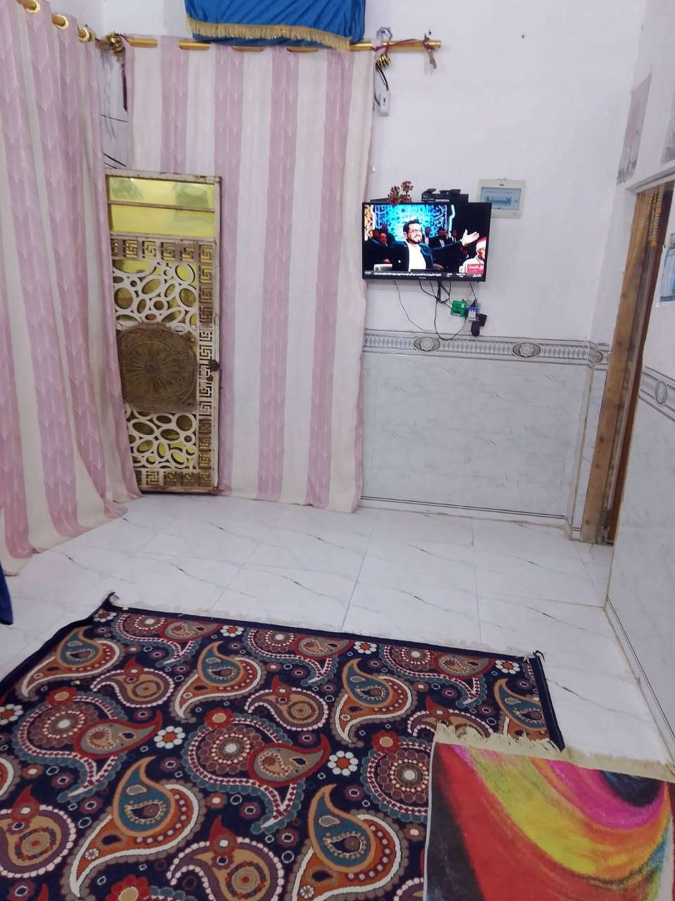 سلام عليكم عندي بيت للبيع سوك شيوخ الدجين  شارع حجي كشكول قرب مدرسه الهيكل 200متر غرف عدد٢  صاله مطبخ  صحيات حديقه محل سعر 38 علق ب تم وتصل واتساب ***********
