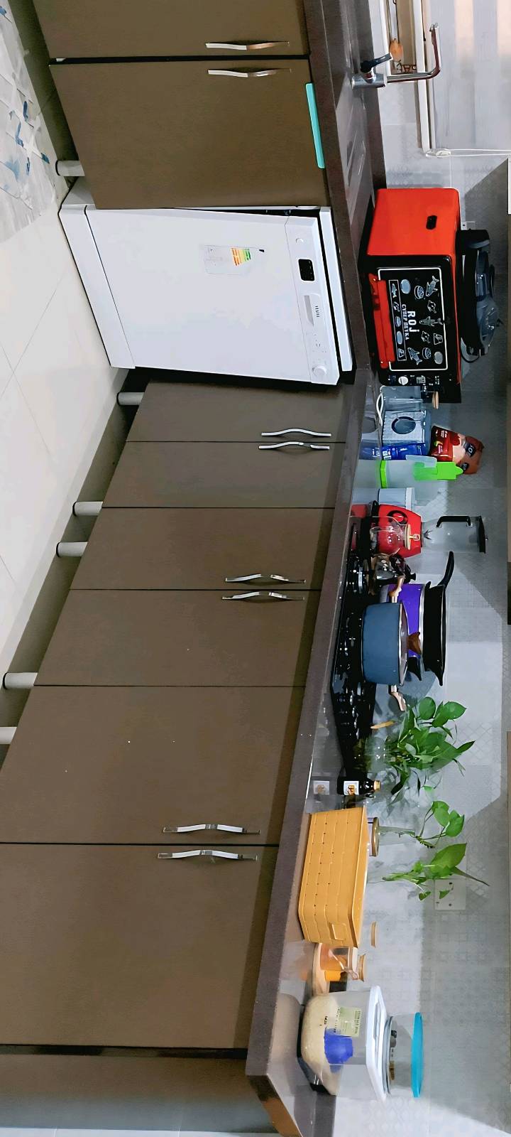 كاونتر خشب أنيق بحالة ممتازة ومستخدم استخدام قليل جدًا. مجهّز بطباخ مدمج وملحق عملي يوفّر مساحة إضافية للعمل. يحتوي على سِنك نظيف ومكان مخصّص لغسالة المواعين، مما يجعله خيارًا مثاليًا لترتيب المطبخ وتسهيل المهام اليومية. القطعة متينة، مرتّبة، وجاهزة للاستخدام فورًا.
📍المحافظه/ كركوك
📍مجمع مدينتي