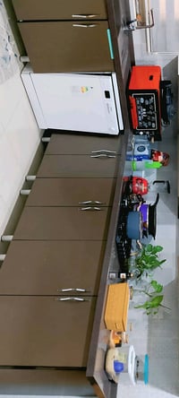 كاونتر خشب • طباخ مدمج • سِنك ومكان غسالة مواعين