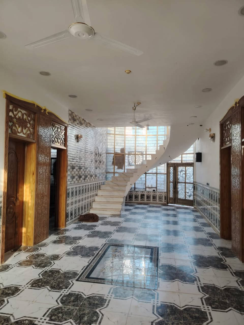 السلام عليكم 
ارض  800متر. 
معه بيت يتكون. من 6غرف وصاله 13متر  وستقبال خارجي صحيات داخل وخارج. بناء طابوك حديدث بناء شباك دبل فاليون 
تبليط بل باب. مدارس. كهرباء طوارئ  ماتنطفي ابد  موقع  قرب عمود720طريق نجف  بكريط.  شراي يتصل ويعرف باقي تفاصيل اني مكلف بل نشر
‭0786 971 6160
