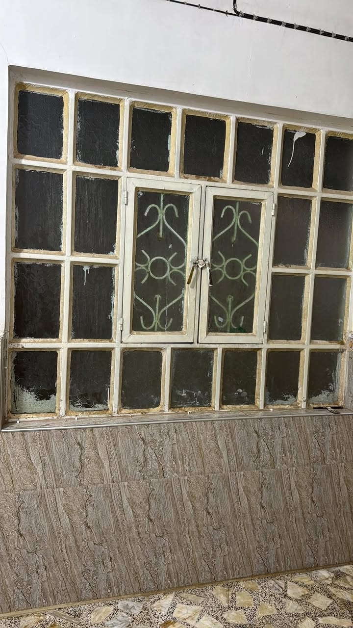 @بيت للإيجار.                         غرفه وصاله ومطبخ وستقبال ومحل.  الموقع حي العسكري شارع  السبيس الفرع المقابيل الاستدارة الثانيه 
ملاحظه الماء والكهرباء من ضمن الايجار 
رقم صاحب البيت ***********
سعر الايجار250مع المجال
