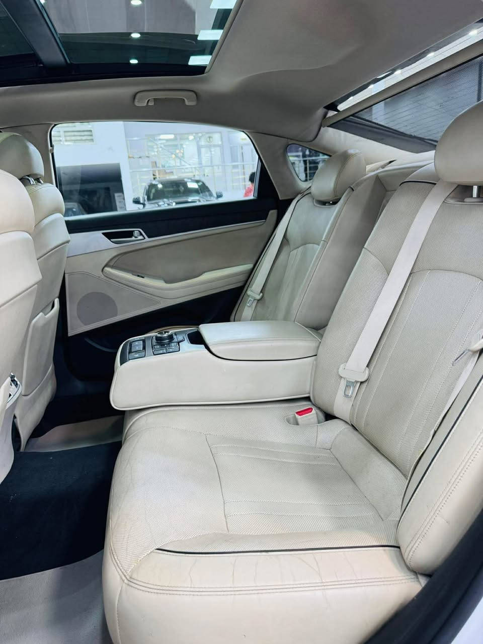 السلام عليكم شباب سيارة جنسس موديل ٢٠١٥ خليجية للبيع مروس حسب قناعة بيهة بار صفحة سايق وبيه جاملغ خلفي وأمامي السعر ١٦٠ وبيه مجال ***********
