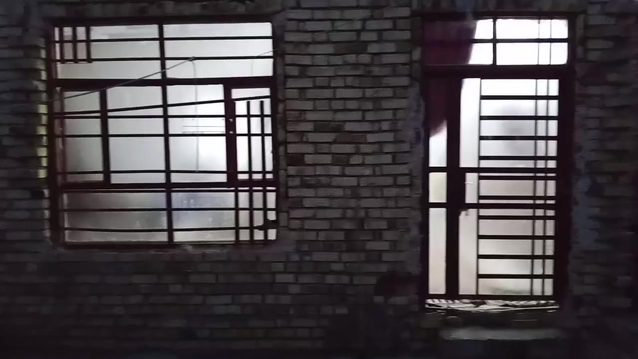 سلام عليكم بيت للبيع طابو زراعي سند 25بالقاسم بال امراد يتكون غرفتين وصاله وصحيات بيت بوكس كونكريت طابوك بناء جديد بس سياج ابلوك  المضيف عايز باب وشباك وسكف 
مساحه 200متر كامل درجه كهرباء مولد مجاري كامله مي اساله    السعر 31وبي مجال 
مرفوع عن الشارع اهواي ***********بي وتساب خاف متحصلوني على خط
