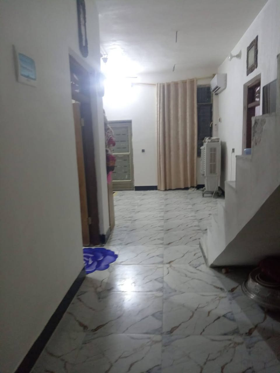 سلام عليكم
بيت للبيع زراعي بحي الكوفه 

مساحه ١٥٠م 

بناء ٢٠٢٦ كله طابوك صب كونكريت 

يتكون من 
ديوانيه مطبخ صاله غرفتين وصحيات ومنور 
 
السعر [٦٥]وقابل للتفاوض

لاستفسار مراسلة الحساب أو الاتصال على الرقم 

***********
