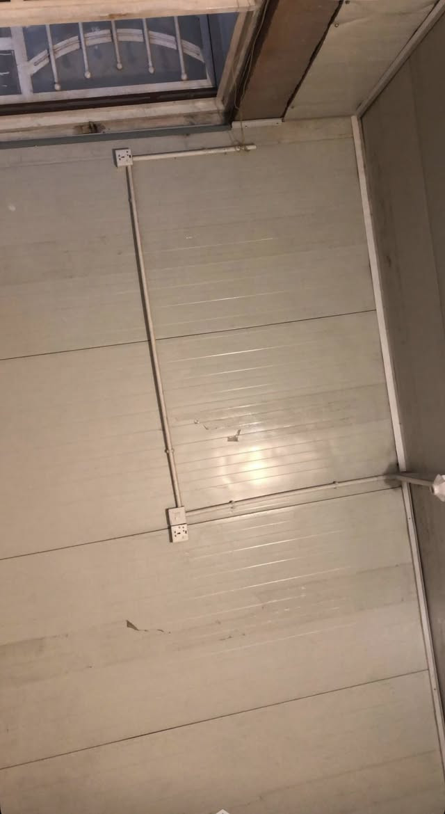 بيت خمسين متر بلمعالف للبيع 
قرب تقاطع درويش والسيديه 
📍 قريب جداً من مدرسة الفراهيدي والحديقة
الفرع اللي بعد الحديقة الفاصلة بين المدرسة والشارع العريض، ثالث فرع على اليسار، موقع هادئ ومميز.

🔹 البيت حالياً مؤجر بـ 400 ألف بالشهر
🔹 يتكون من:

* طرمة
* صالة
* مطبخ
* صحيات
* درج للطابق العلوي
* غرفتين فوق
* غرفة ساندويچ كبيرة بيها كهرباء كاملة

💰 السعر: 110 مليون وبيه مجال بسيط

للمهتمين والاستفسار مراسلة خاص


**إذا كنت صاحب هذا الإعلان وتريد حذفه لأي سبب، رجاءا أرسل رسالة إلى الدعم الفني**