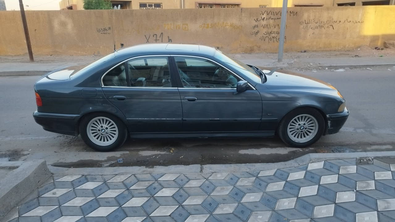 بي ام صقر موديل 2000 محرك 28 دبل فانوس
رقم سليمانيه بسمي تريد تحويل أتريد وكاله 
رقم دولي 
بيها منظومه غاز يعني تنسه البانزين +بطاقه بانزين بيها
كشنات جلت كهرباء تدفئه
تحكم استيرن
مثبت سرعه 
خزن ميموري 
مري قلاب كهرباء 
فتحه سقف
برده خلفيه  كهرباء 
كير محرك مكفولات 
تخم تأير جديد صدر جديد امامي خلفي 
تبريد ثلج 
سعر ٩٥بيها مجال 
مكان سياره بغداد وكركوك
***********
