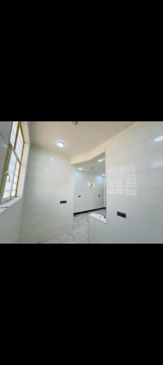 سلام عليكم بيت ٥٠ متر
يتكون من غرفه وصاله ومطبخ وصحيات داخل 
بناء طابوك  سكف صب 
بيت كامل مفتاح جديد بعده ما مسكون 
مكانه حي ميسان شارع 60 قرب سكله الكرعاري 
السعر ٢٤  الاستفسار
*********** / واتساب
