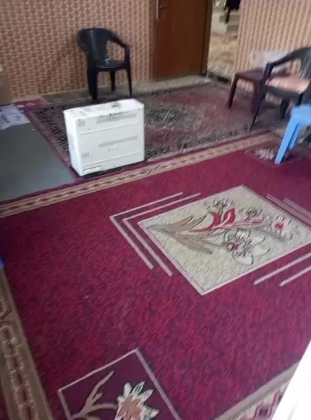 السلام عليكم عندي بيت 200 م طابق واحد بالأسكان العسكري خامس بيت من شارع الميلادي يرجى الأتصال ع الرقم *********** لمعرفة السعر واتساب
