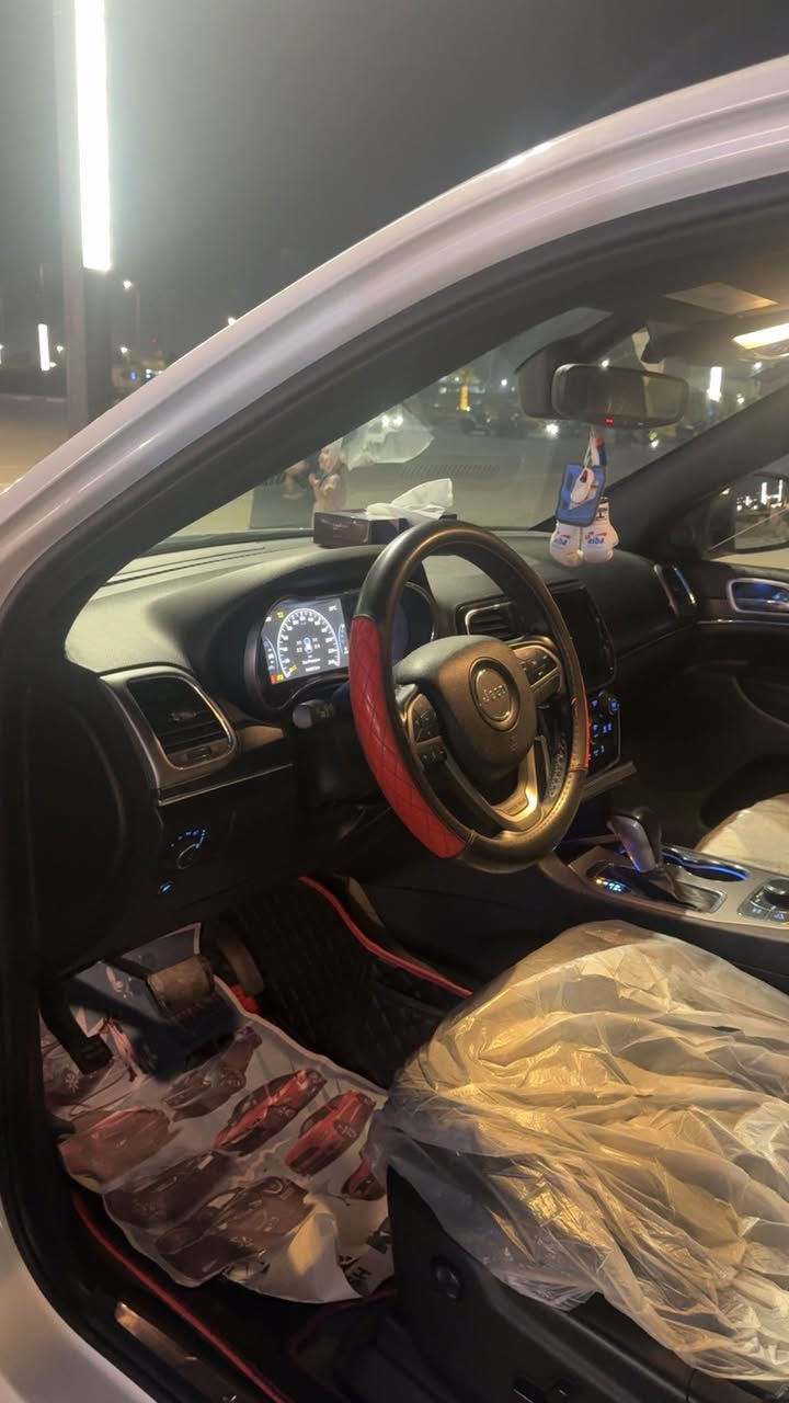 جيب شيروكي موديل 22 مستعجل ع بيعتهه لغرض عندي ضرف  ماشيه 83 المراسله او اتصال ***********
