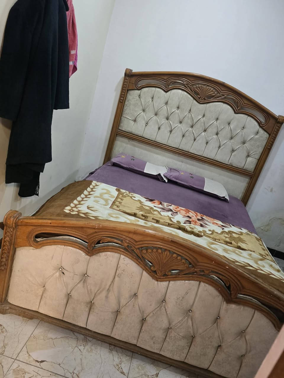 سرير مع صوميه خشب مع مندر + تخم بي قطعه مكسوره والاسفنج شويه دايس السعر 250 الف ماعندي نقل ولا شد
مكاني بغداد حي الاعلام شارع البداله ***********
