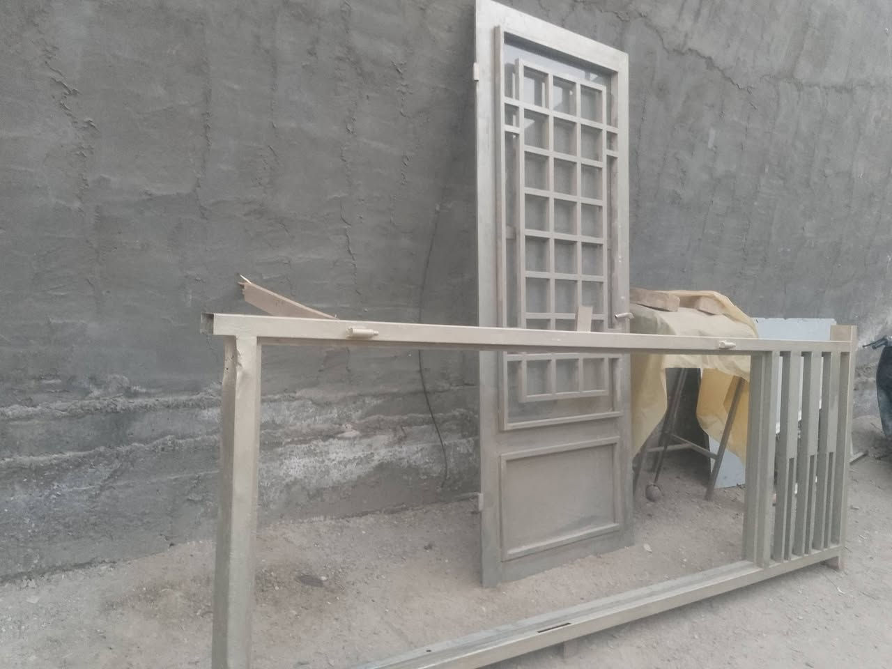 سلام عليكم باب حديد مستخدم شي قليل للبيع المكان بغداد الشعب قرب محطه سما بغداد باب حديده قوي ثكيل لاستفسار على رقم لهاتف***********
