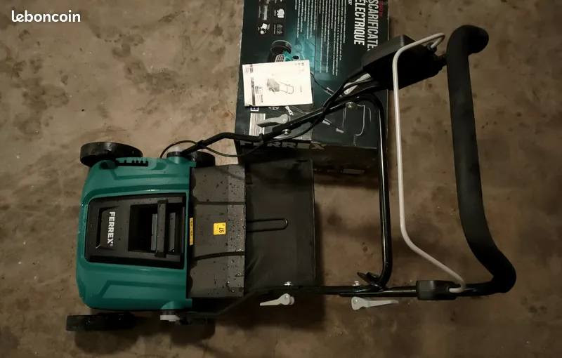 آلة تهوية وعشب كهربائية من ماركة FERREX (موديل GLS36K).
مزاد من  ١٥٠ الف 
للتواصل واتسآب او اتصال  ***********

الوظيفة: مصممة لتهوية التربة وقص العشب بفضل تصميمها 2 في 1.
المميزات: تأتي مع أسطوانة للتهوية، ومقبض قابل للطي لسهولة التخزين، ومفتاح أمان للمحرك.
التجميع: تحتوي على صندوق تجميع العشب بسعة 45 لتر.
