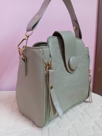 مسك للحقائب • شنط شي ان • بضاعة أصلية