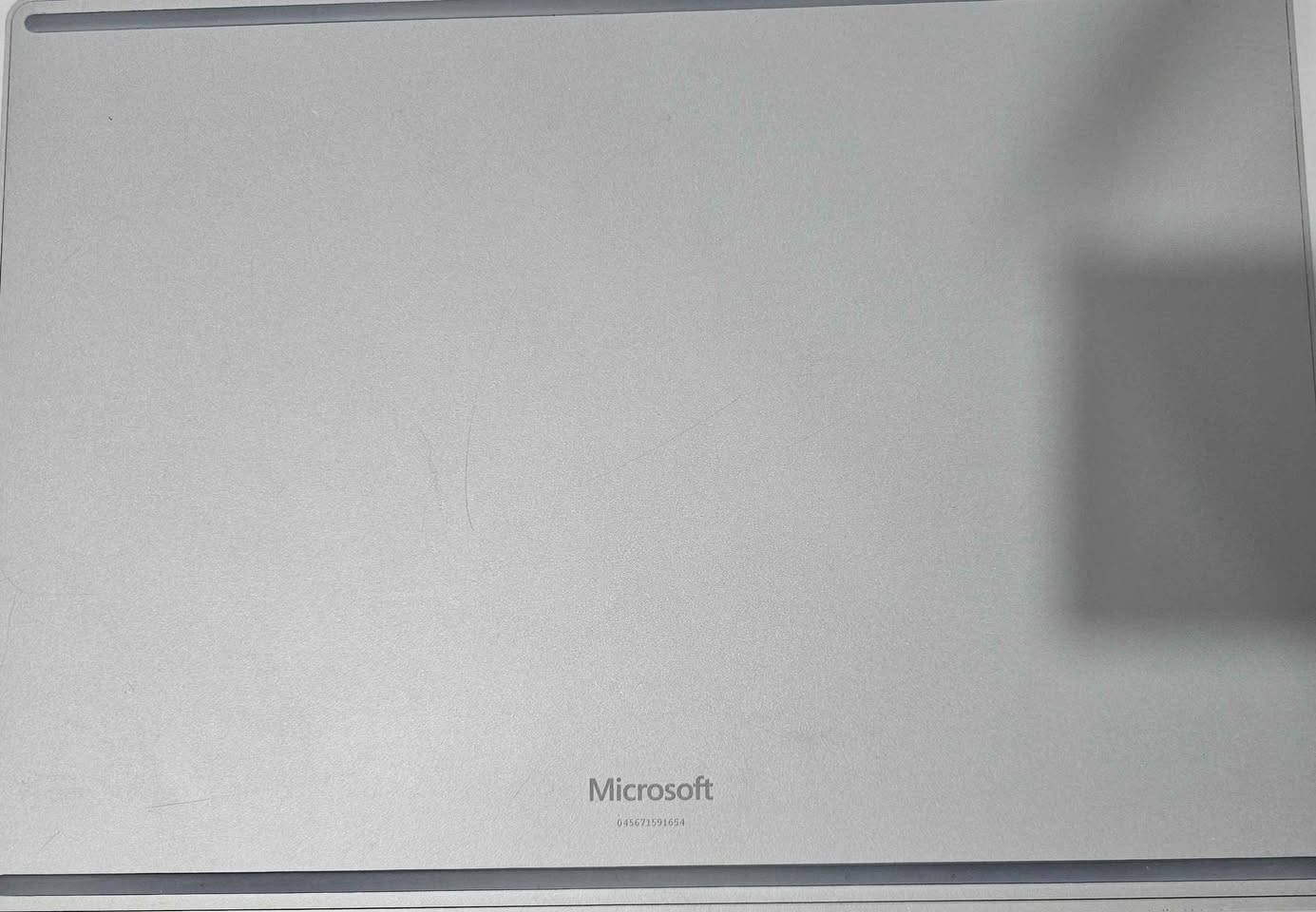 1. الشاشة (PixelSense Display)
​إصدار 13.5 بوصة: دقة 3000 \times 2000 بكسل (267 PPI).

​2. الأداء والمعالج (CPU)
​المعالجات:
​Intel Core i5: أو الجيل الثامن (8350U).
​الرام (RAM): متوفر بسعة 8 جيجابايت 
​التخزين (SSD): خيارات تبدأ من 256 جيجابايت وتصل إلى 1 تيرابايت.
​3. معالج الرسوميات (GPU)
​هنا يكمن الفرق الجوهري بين الموديلات:
​موديل i5 (13.5 بوصة): كرت شاشة مدمج Intel HD Graphics 620.
​4. البطارية والمنافذ
​البطارية: تصل إلى 17 ساعة من تشغيل الفيديو (عند توصيل الشاشة بالقاعدة).
​المنافذ:
​2 × USB Type-A (الجيل الأول).
​1 × USB Type-C (يدعم الشحن ونقل البيانات).
​قارئ بطاقات SDXC كامل الحجم.
​منفذ سماعات 3.5 ملم.
​2 × منافذ Surface Connect (للشحن والتوصيل بالقاعدة).
​5. الكاميرات والصوت
​الكاميرا الأمامية: 5 ميجابكسل مع دعم خاصية Windows Hello لبصمة الوجه.
​الكاميرا الخلفية: 8 ميجابكسل مع تركيز تلقائي وتصوير فيديو Full HD.
​الصوت: سماعات ستيريو مع تقنية Dolby Audio Premium وميكروفونات مزدوجة.

السعر 
350 الف 

يوجد توصيل لكل المحافظات
https://t.me/epic_store2 المدينة, البصرة


**إذا كنت صاحب هذا الإعلان وتريد حذفه لأي سبب، رجاءا أرسل رسالة إلى الدعم الفني**