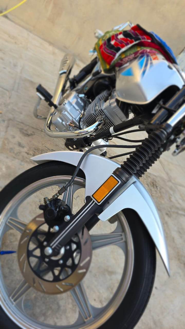 سلام عليكم الدراجه نضيفه تجي تشوفه مديل 2023 طالعه ب12 2025 يعني الدراجه صارله سنه يمي لااستفسار *********** كربلاء, العراق
