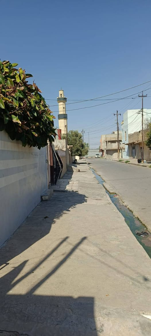 السلام عليكم ورحمه الله وبركاته بيت للبيع المساحه 150 متر في جانب الايسر مجسر الميثاق قرب جامع المحسن قريب من الشارع العام مقابل مطعم قصر مينا شروق عام واجهه 10 نزال 15 البيت بناء قديم البيع بحساب ارض سعر المتر مليون للاستفسار الاتصال على الارقام 
***********
***********
