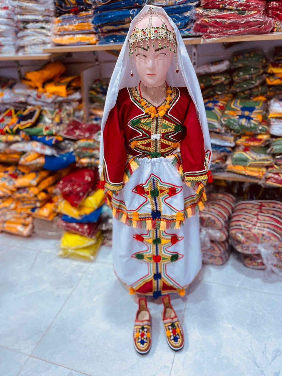 اللبسة بنات صغار فيها .
قفطان 🔴🟢🟡🔵⚫️⚪️.
صاية وادال شبكة او ثوب .
تاج صغير .
اللبان صغير .
بلغة طالعة صغيرة .
ثمن :
من 4 الى 6 سنة 
من 7 الو 9 سنة 
من 10 الى 13 سنة


**إذا كنت صاحب هذا الإعلان وتريد حذفه لأي سبب، رجاءا أرسل رسالة إلى الدعم الفني**