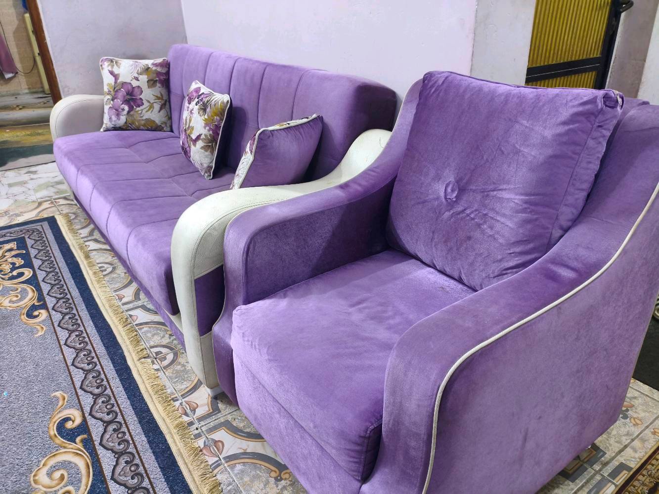 تخم تركي اصلي ثقيل كرويتات ثنين يتحولن سرير واربعة كراسي مستعمل مع ١٠ كوشات 