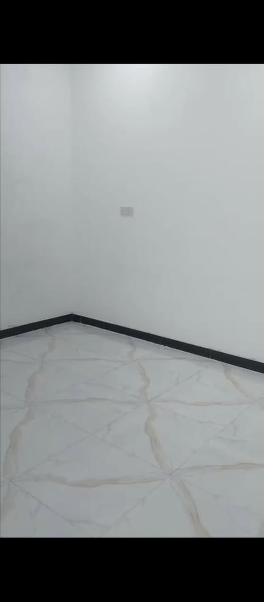 شقه ارضي للايجار ابو الخصيب البهادريه غرفه وصاله ومطبخ وحمام جاهزه للسكن سعر300قفل ***********
